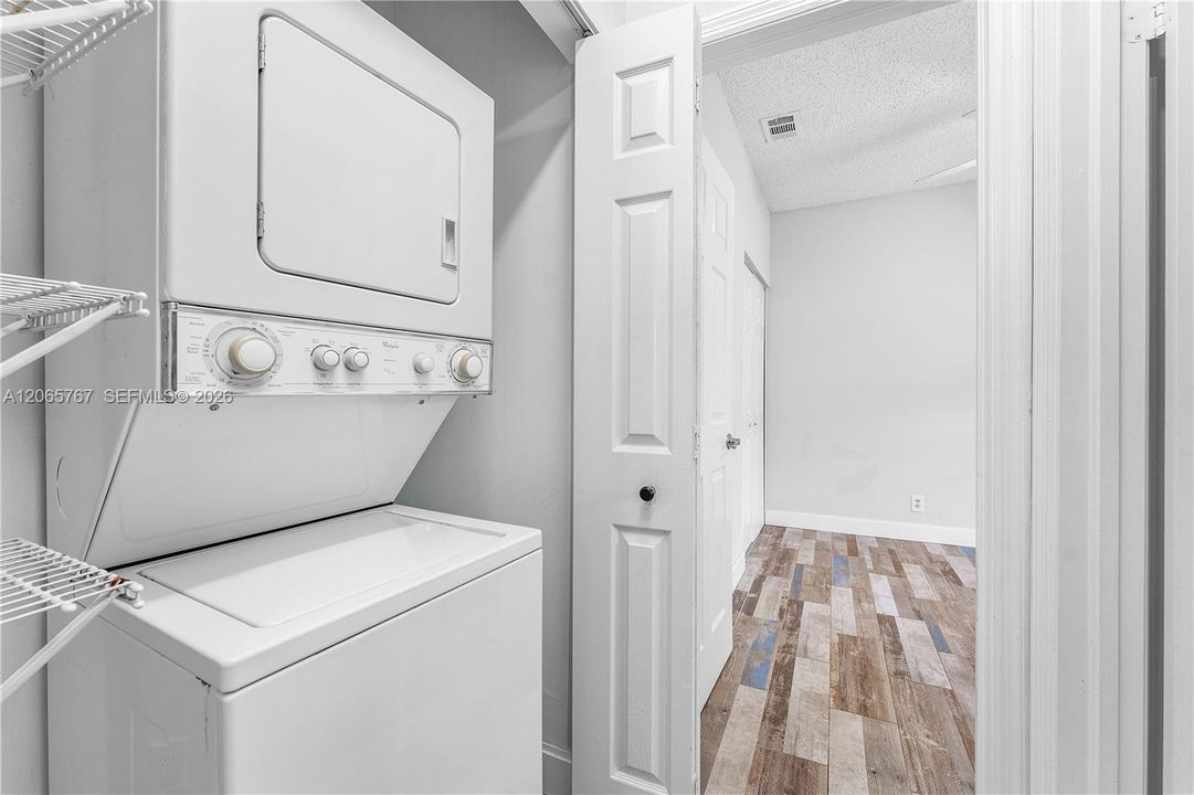For Sale: $335,000 (2 beds, 2 baths, 1090 Square Feet)