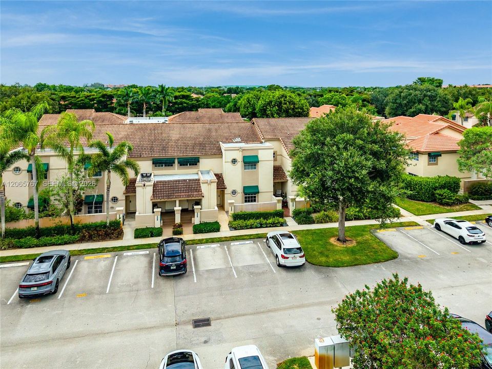 For Sale: $335,000 (2 beds, 2 baths, 1090 Square Feet)