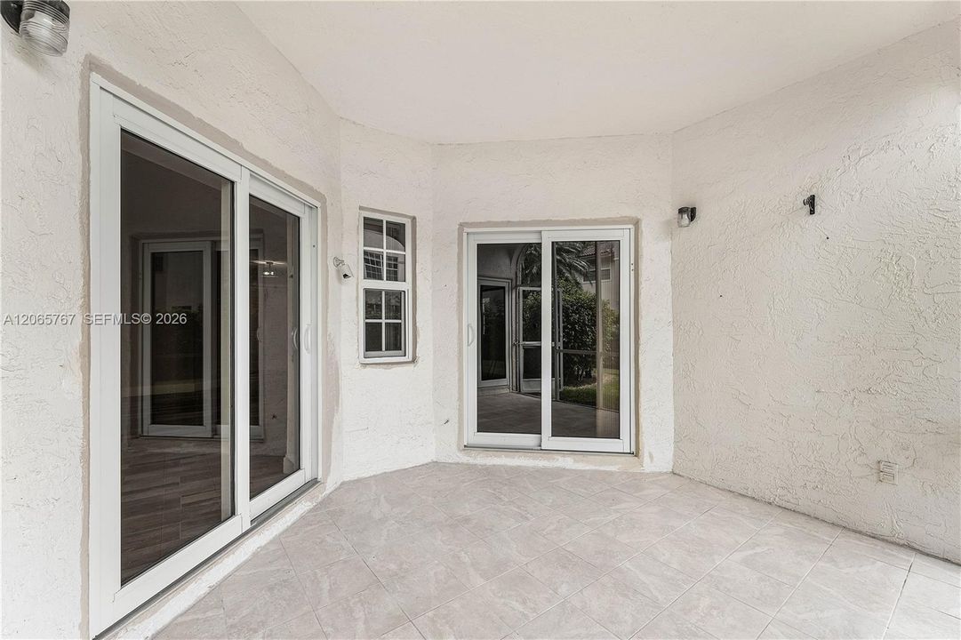 For Sale: $335,000 (2 beds, 2 baths, 1090 Square Feet)
