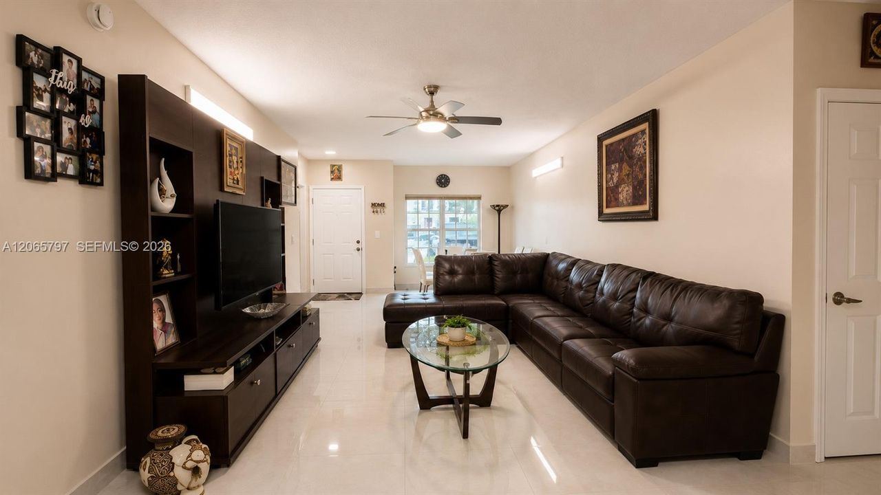 For Sale: $320,000 (2 beds, 2 baths, 1048 Square Feet)