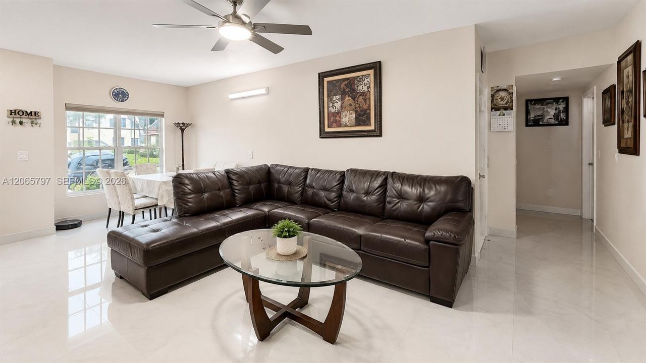 For Sale: $320,000 (2 beds, 2 baths, 1048 Square Feet)