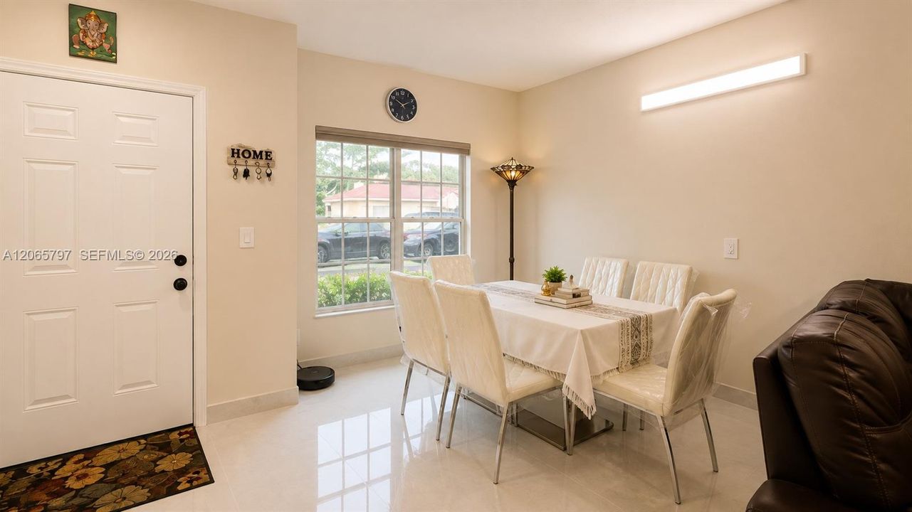 For Sale: $320,000 (2 beds, 2 baths, 1048 Square Feet)