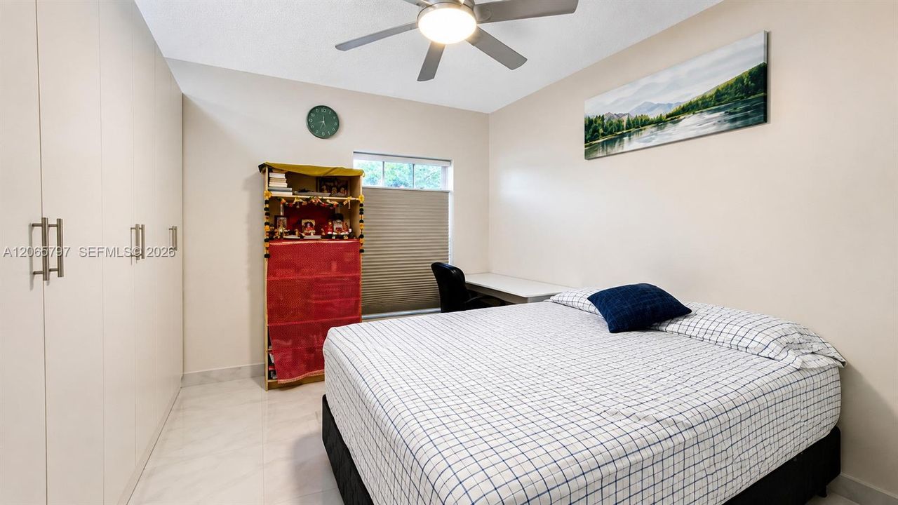 For Sale: $320,000 (2 beds, 2 baths, 1048 Square Feet)