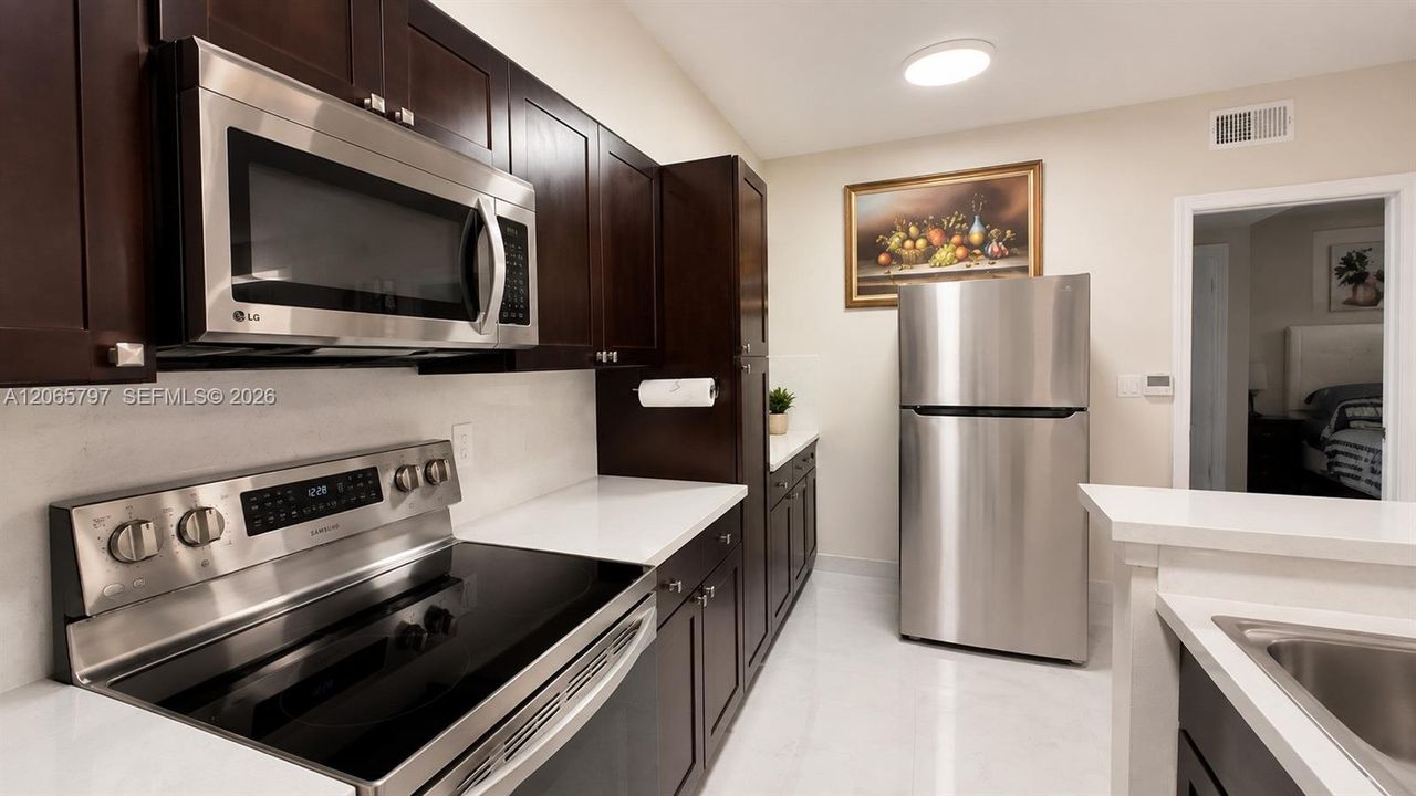 For Sale: $320,000 (2 beds, 2 baths, 1048 Square Feet)