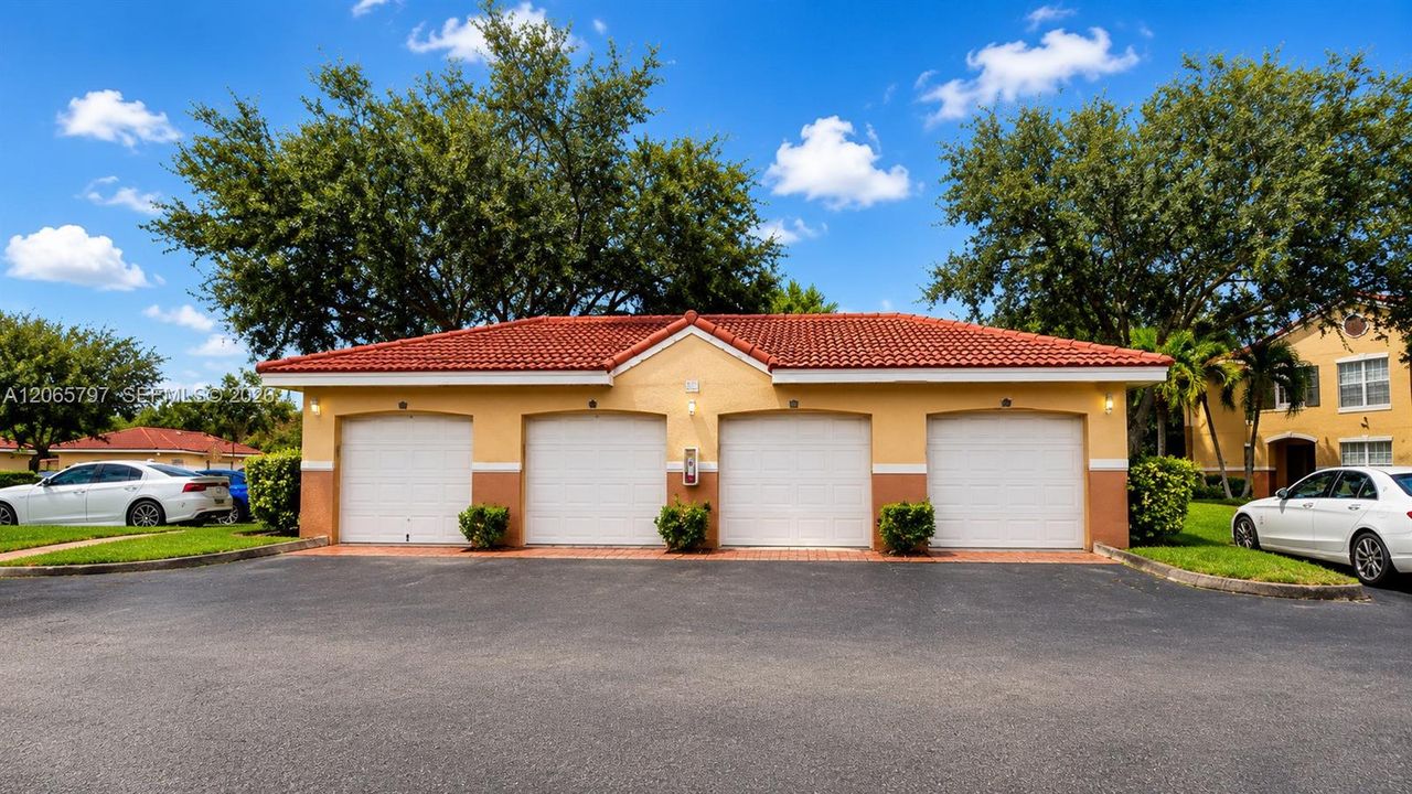 For Sale: $320,000 (2 beds, 2 baths, 1048 Square Feet)
