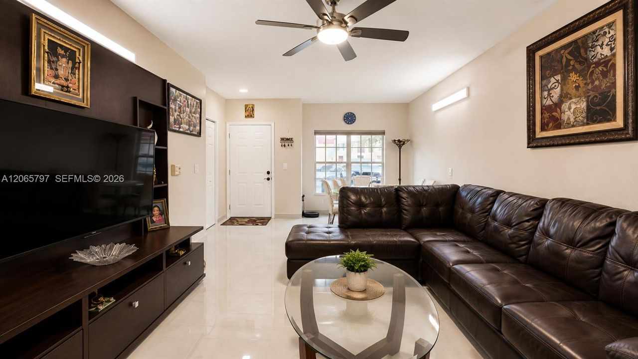 For Sale: $320,000 (2 beds, 2 baths, 1048 Square Feet)