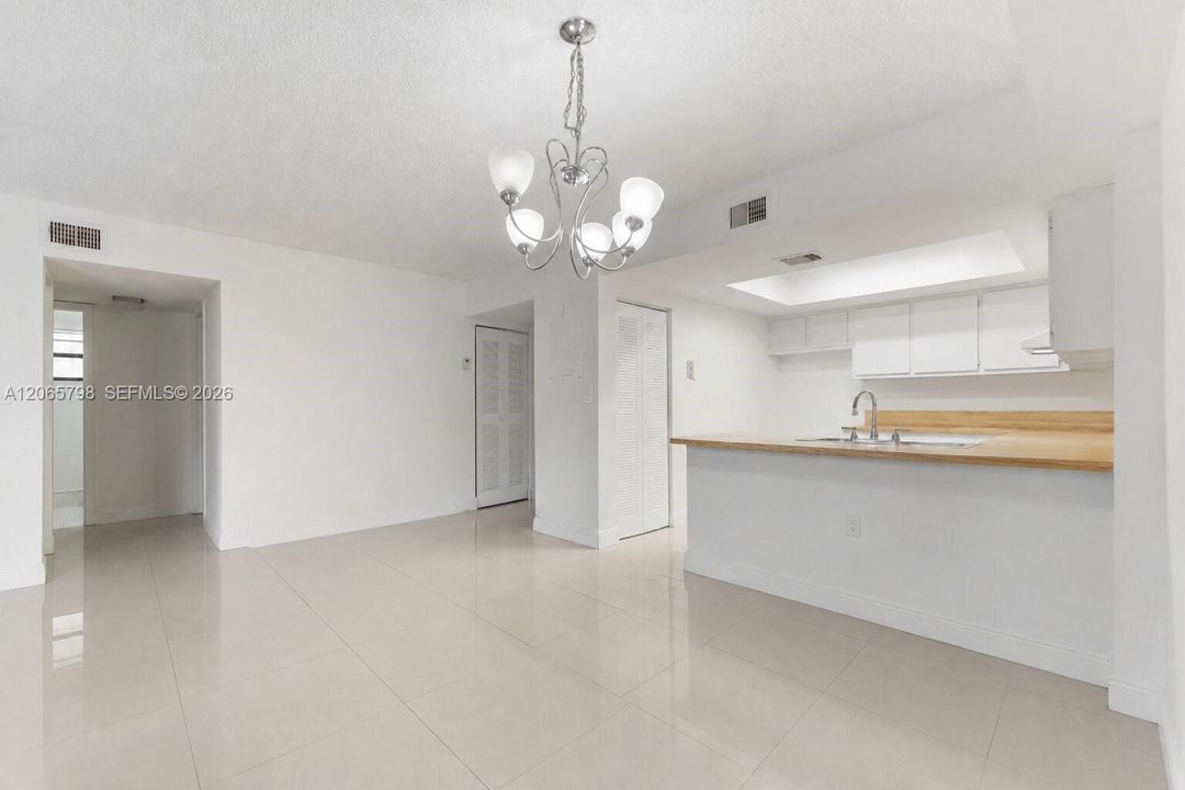 Activo con contrato: $315,000 (3 camas, 2 baños, 1215 Pies cuadrados)