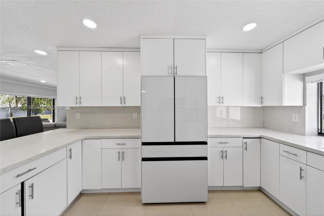 В аренду: $8,000 (6 спален, 3 ванн, 2417 Квадратных фут)