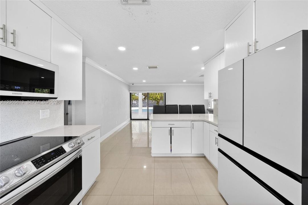 В аренду: $8,000 (6 спален, 3 ванн, 2417 Квадратных фут)