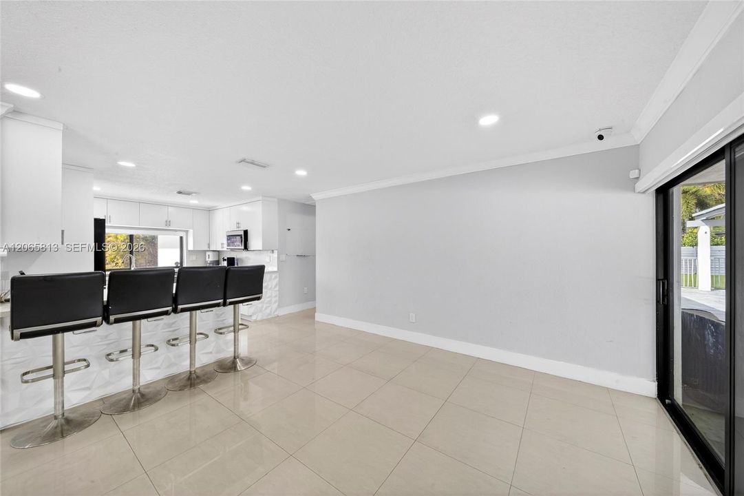 В аренду: $8,000 (6 спален, 3 ванн, 2417 Квадратных фут)