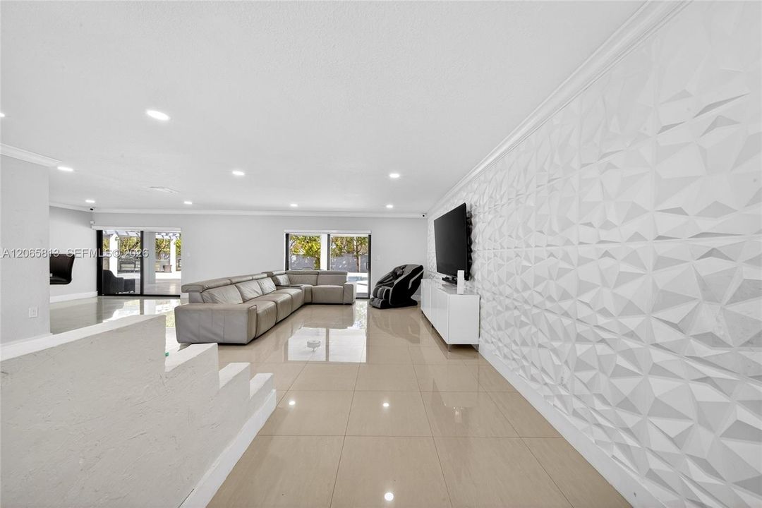 В аренду: $8,000 (6 спален, 3 ванн, 2417 Квадратных фут)