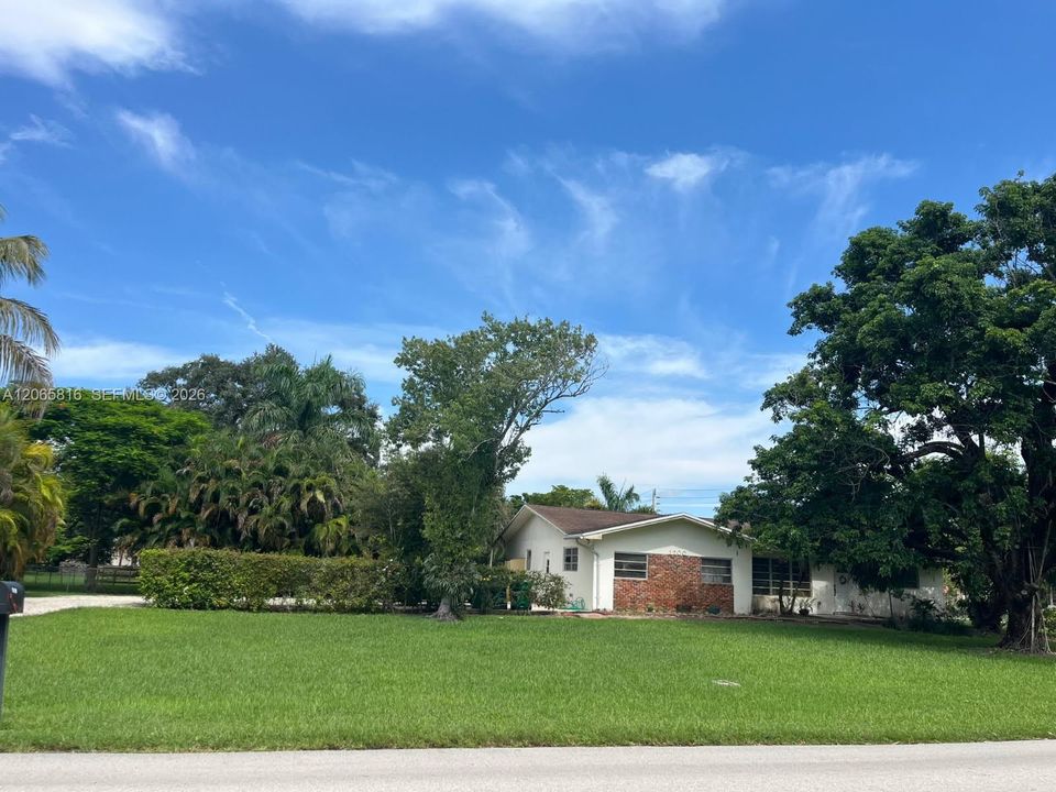 Vendido Recientemente: $2,000,000 (4 camas, 2 baños, 2216 Pies cuadrados)