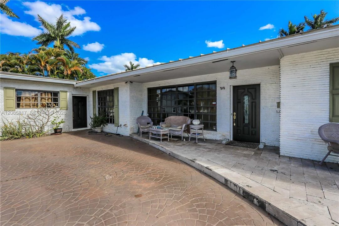 For Sale: $749,000 (3 beds, 3 baths, 2433 Square Feet)