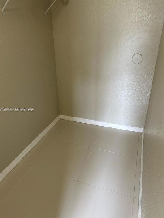 For Sale: $220,000 (2 beds, 2 baths, 919 Square Feet)