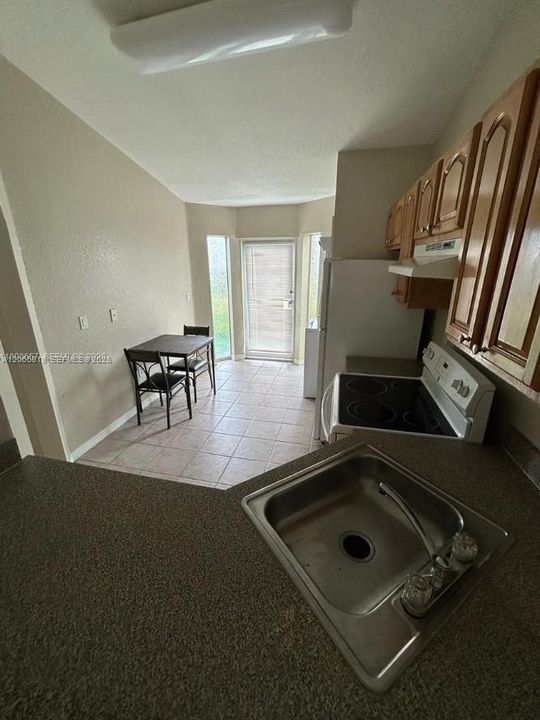 For Sale: $220,000 (2 beds, 2 baths, 919 Square Feet)