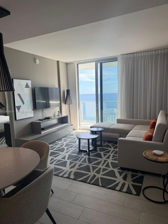 For Rent: $8,000 (2 beds, 2 baths, 1055 Square Feet)