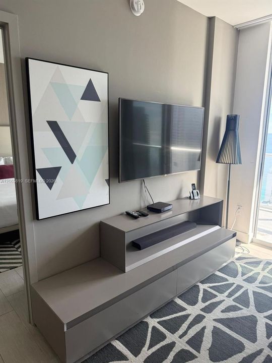 For Rent: $8,000 (2 beds, 2 baths, 1055 Square Feet)