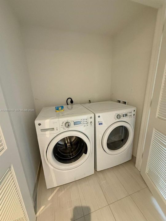 For Rent: $8,000 (2 beds, 2 baths, 1055 Square Feet)