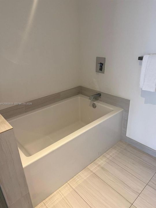For Rent: $8,000 (2 beds, 2 baths, 1055 Square Feet)