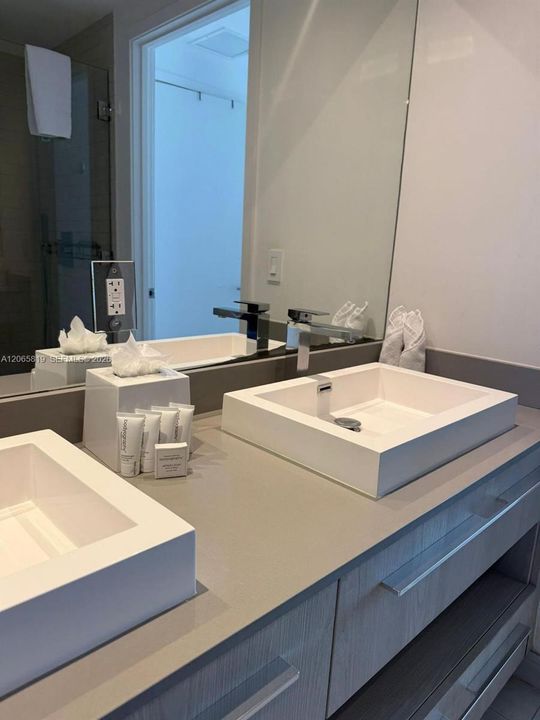 For Rent: $8,000 (2 beds, 2 baths, 1055 Square Feet)