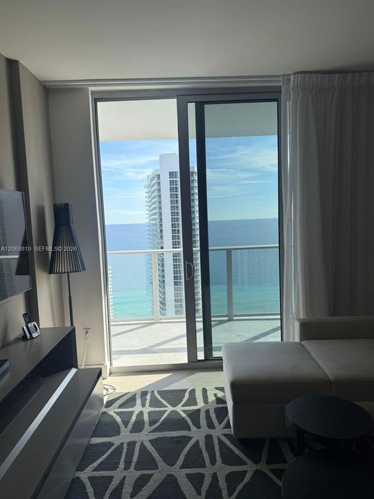 For Rent: $8,000 (2 beds, 2 baths, 1055 Square Feet)