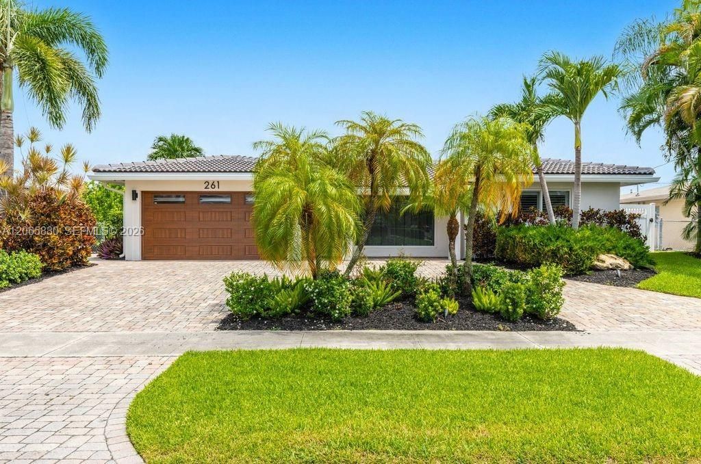For Sale: $1,529,000 (3 beds, 2 baths, 1832 Square Feet)