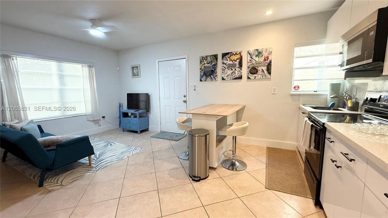 Active With Contract: $2,100 (1 beds, 1 baths, 530 Square Feet)