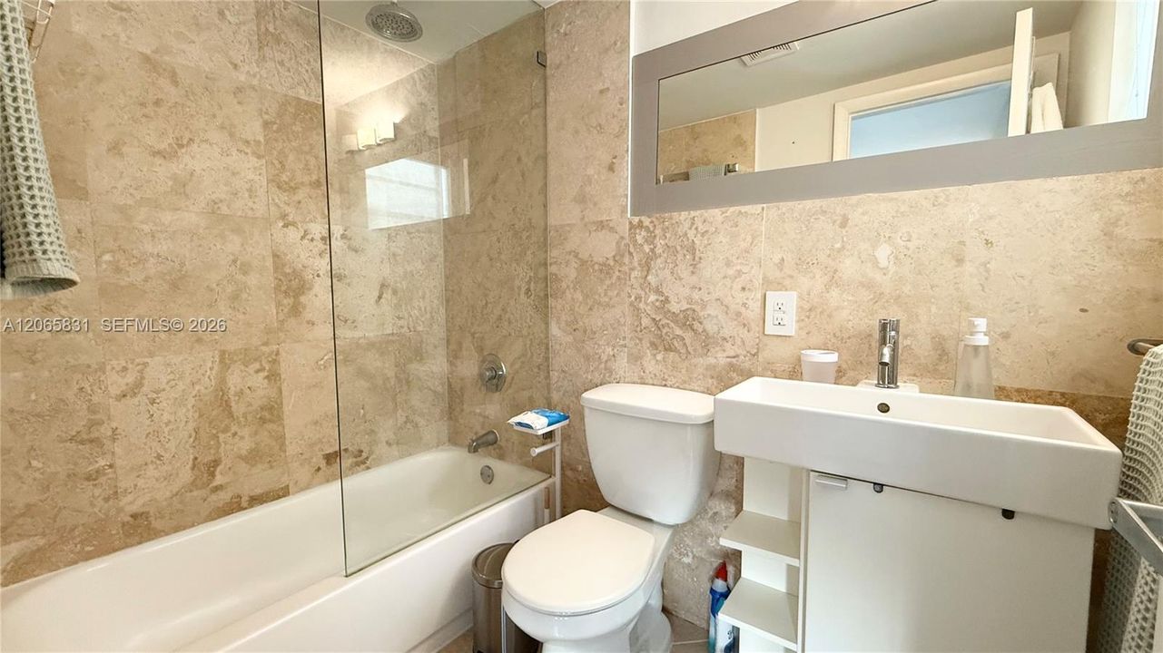 Active With Contract: $2,100 (1 beds, 1 baths, 530 Square Feet)