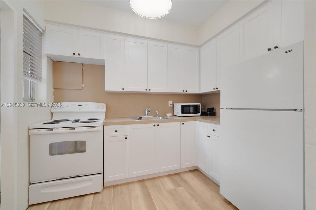 2893 Kitchen with exit to outside
