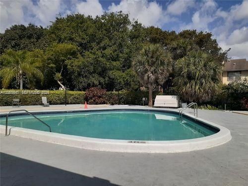 For Sale: $140,000 (1 beds, 1 baths, 695 Square Feet)