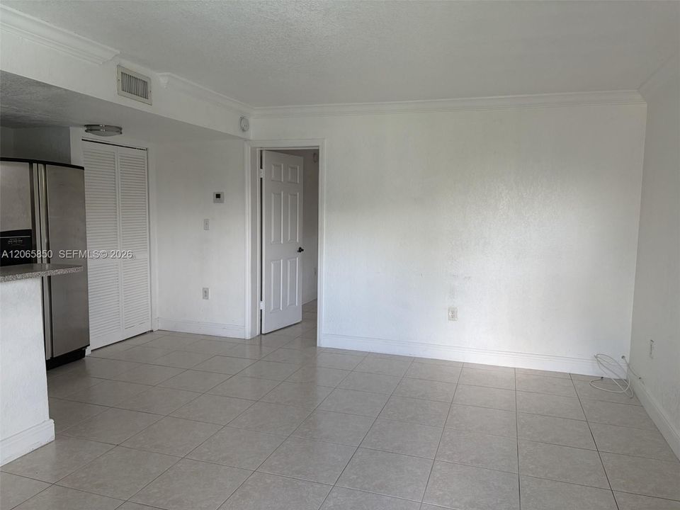 For Sale: $175,000 (1 beds, 1 baths, 558 Square Feet)