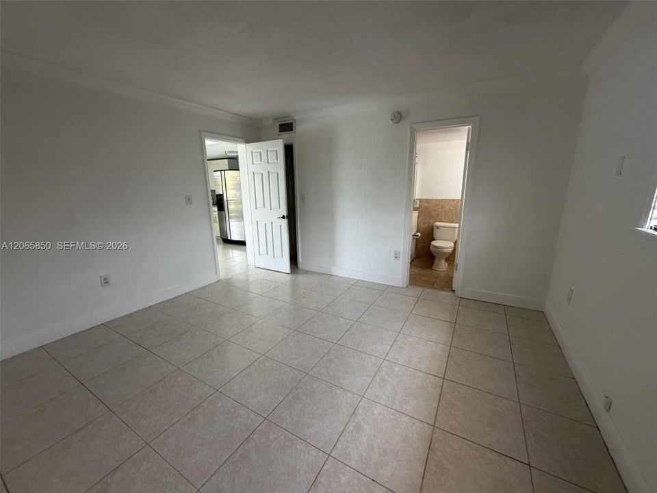 For Sale: $175,000 (1 beds, 1 baths, 558 Square Feet)