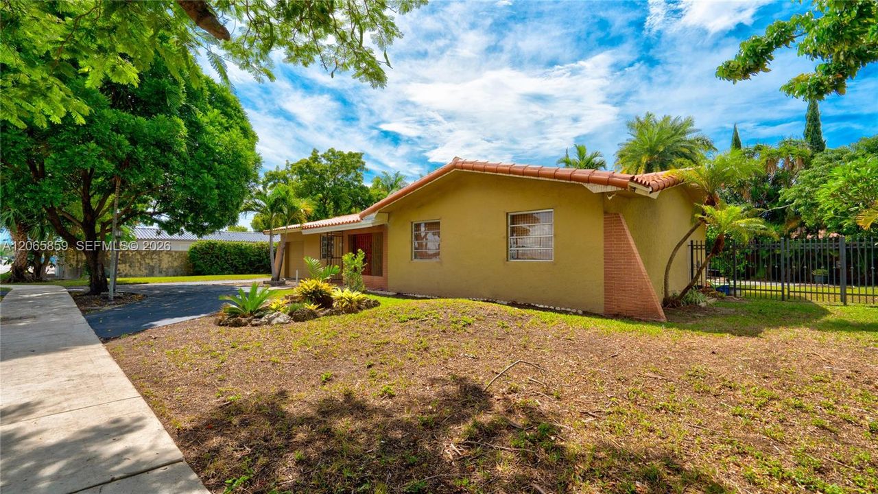 For Sale: $760,000 (4 beds, 2 baths, 1475 Square Feet)