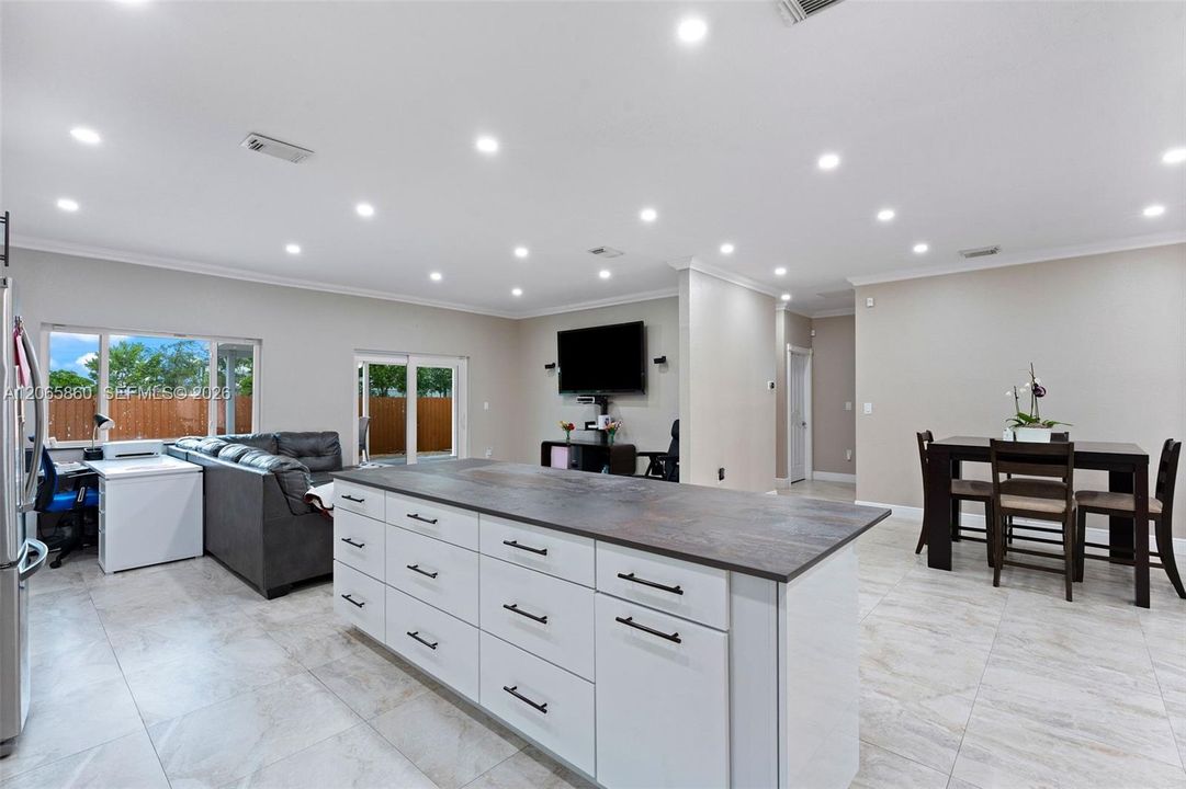 For Sale: $675,000 (3 beds, 2 baths, 1668 Square Feet)