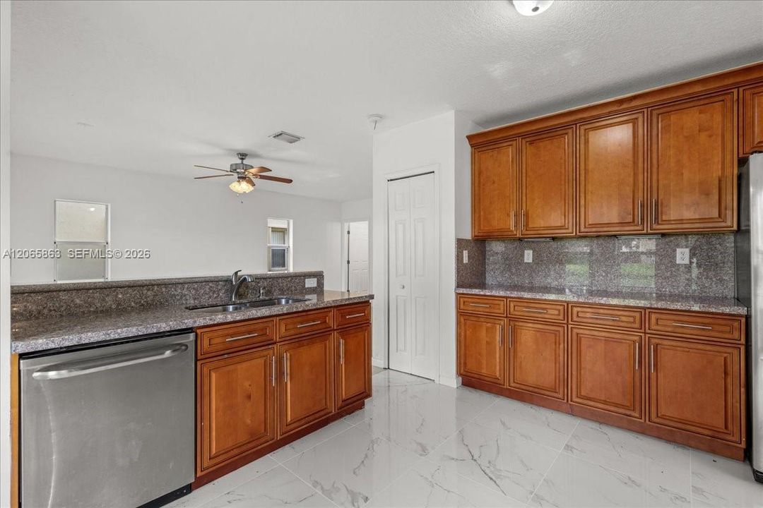 En Venta: $499,000 (3 camas, 2 baños, 2099 Pies cuadrados)