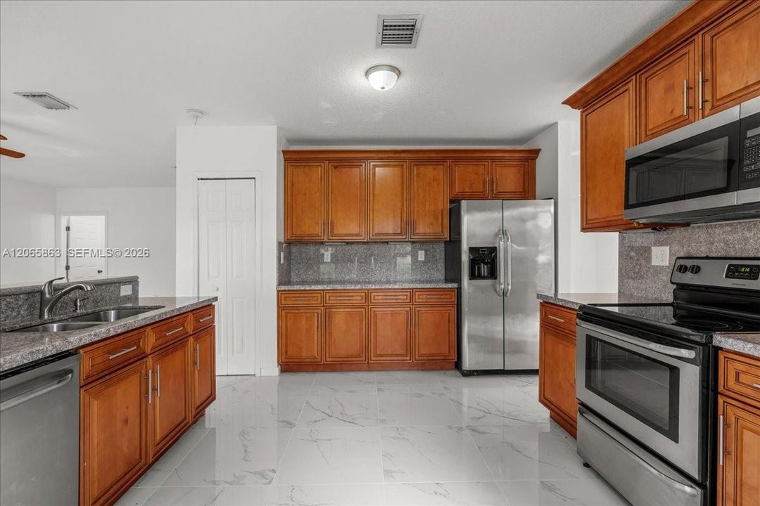 En Venta: $499,000 (3 camas, 2 baños, 2099 Pies cuadrados)