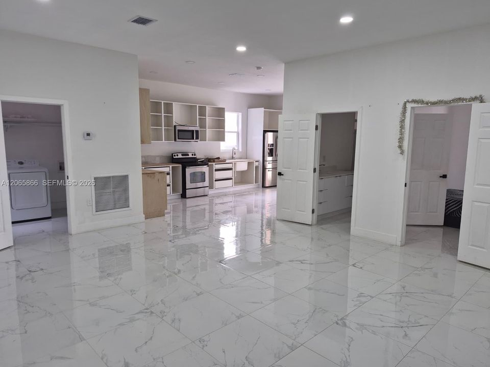 For Sale: $649,999 (6 beds, 4 baths, 5080 Square Feet)