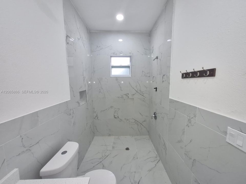 For Sale: $649,999 (6 beds, 4 baths, 5080 Square Feet)