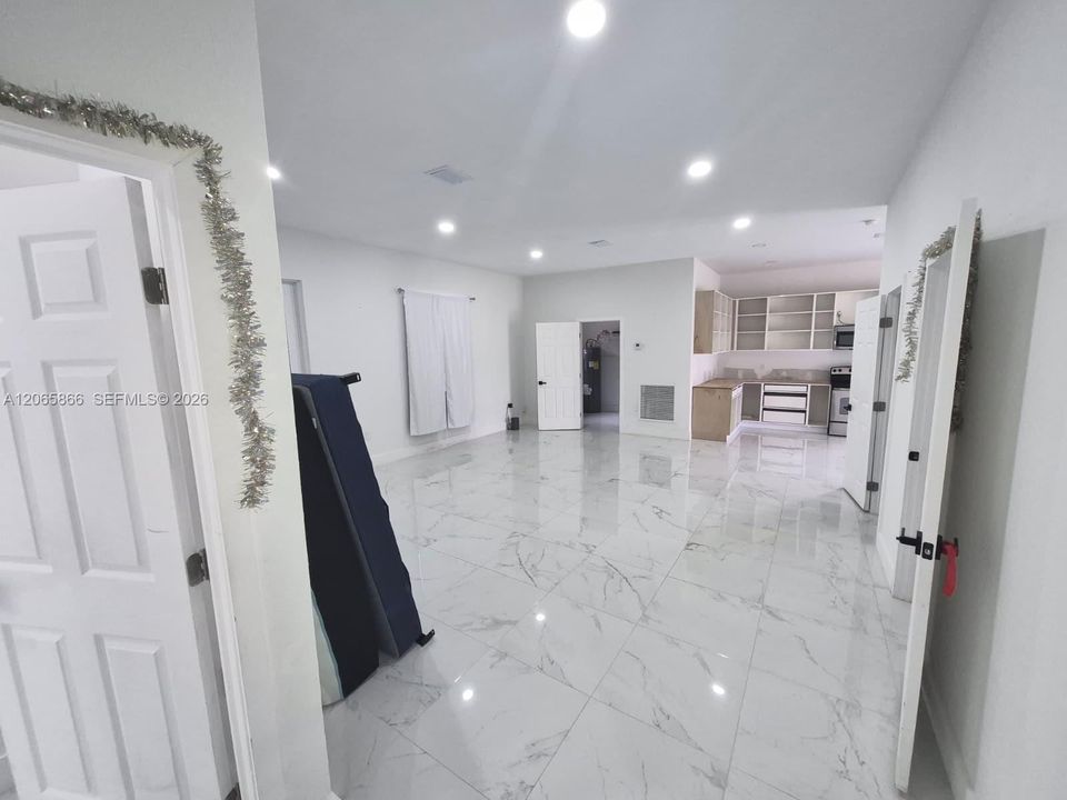 For Sale: $649,999 (6 beds, 4 baths, 5080 Square Feet)