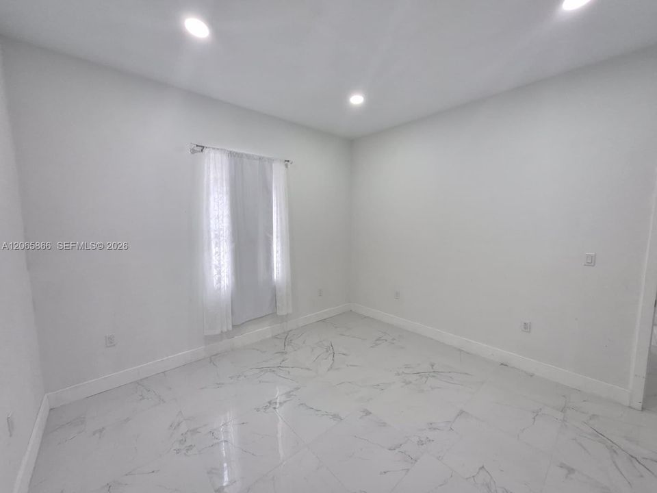 For Sale: $649,999 (6 beds, 4 baths, 5080 Square Feet)