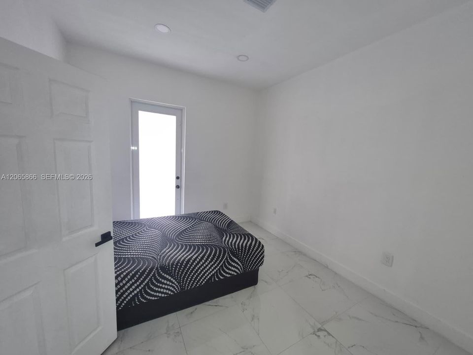 For Sale: $649,999 (6 beds, 4 baths, 5080 Square Feet)