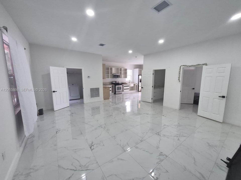 For Sale: $649,999 (6 beds, 4 baths, 5080 Square Feet)
