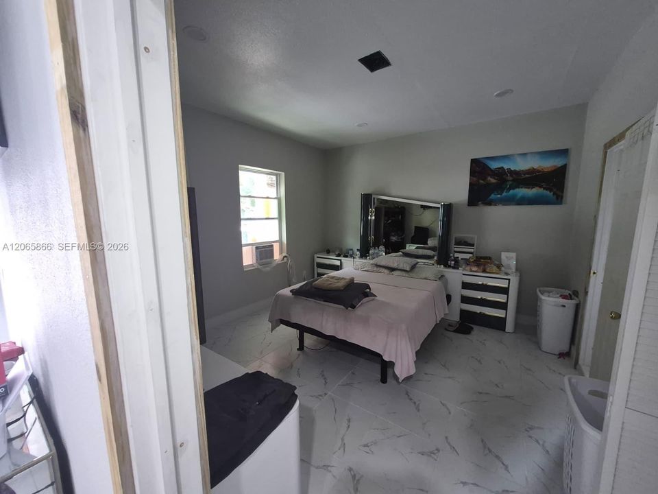 For Sale: $649,999 (6 beds, 4 baths, 5080 Square Feet)