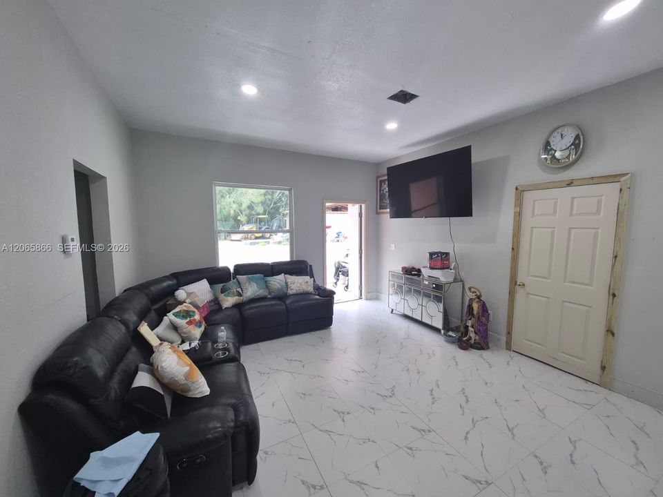 For Sale: $649,999 (6 beds, 4 baths, 5080 Square Feet)