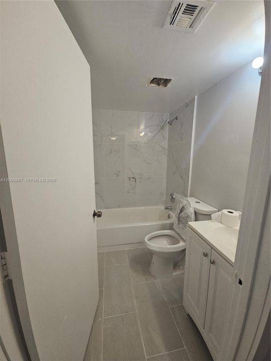 For Rent: $1,900 (2 beds, 2 baths, 930 Square Feet)