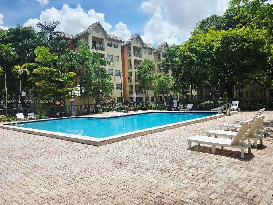 Active With Contract: $1,900 (1 beds, 1 baths, 710 Square Feet)