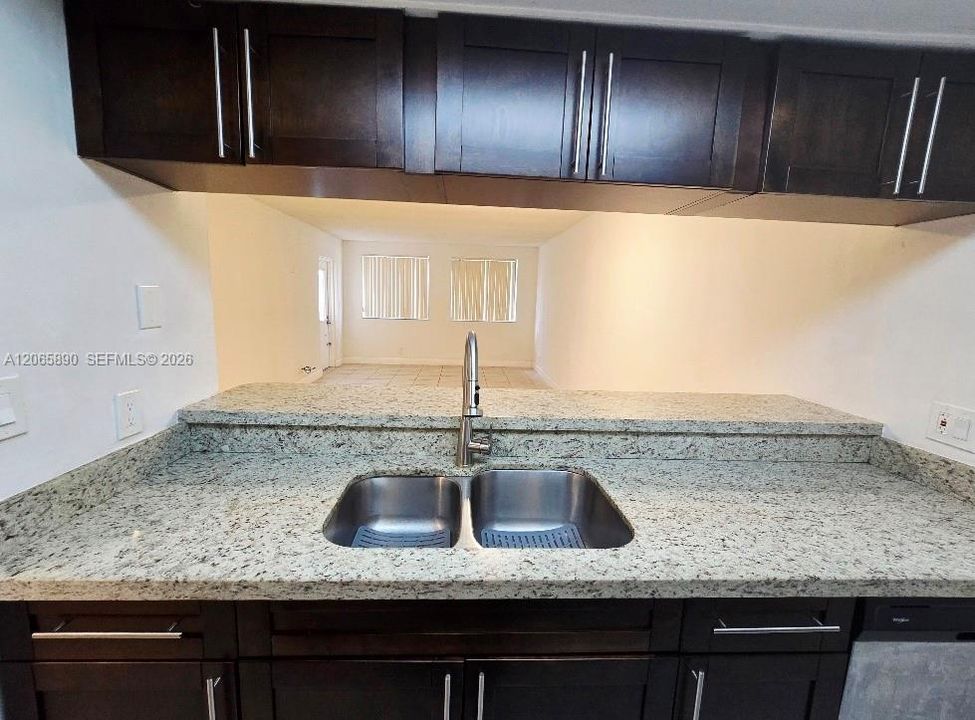 Active With Contract: $1,900 (1 beds, 1 baths, 710 Square Feet)