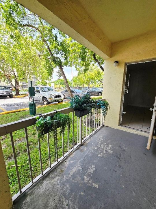 Active With Contract: $1,900 (1 beds, 1 baths, 710 Square Feet)