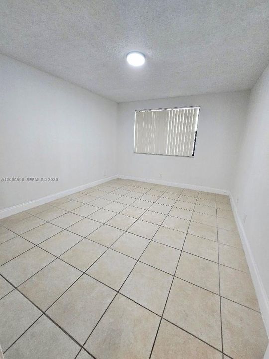 Active With Contract: $1,900 (1 beds, 1 baths, 710 Square Feet)
