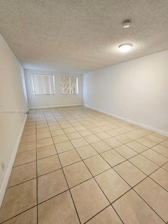 Active With Contract: $1,900 (1 beds, 1 baths, 710 Square Feet)